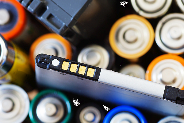 Vor dem Wegwerfen sollte man die Kontakte von Batterien und Akkus mit Isolierband abkleben, um Kurzschlüsse zu vermeiden. 