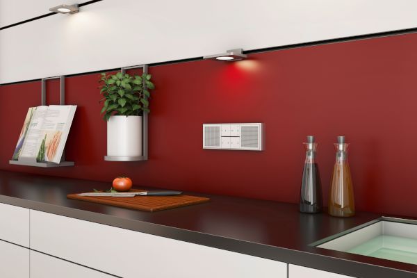 Designstudie Radio auf roter Tapete