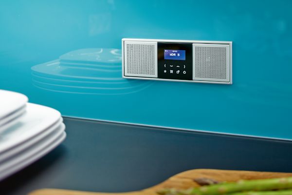 Jung flaches Radio zur Wandmontage in Küche