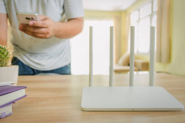 WLAN-Router mit externen, verstellbaren Antennen sind vor allem bei großen Gebäuden die sinnvollere Alternative. 