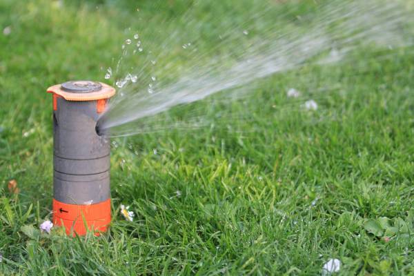 Smarte Bewässerungssysteme sind nicht nur Komfort-Elemente, sondern helfen auch beim effektiveren Gärtnern, weil sie nur sprengen, wenn es nötig ist.