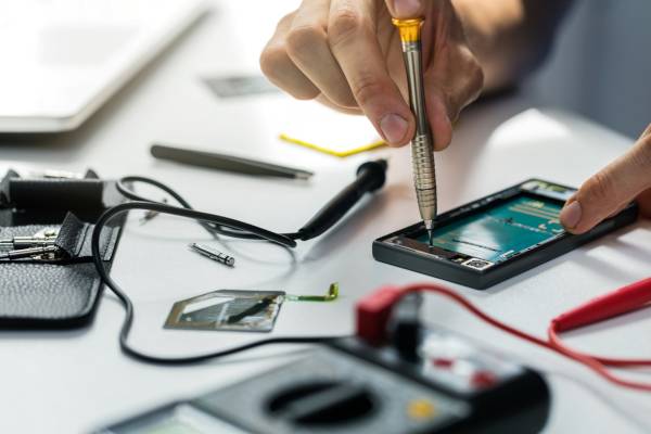 Gewährleistung bedeutet nicht, sofort Anspruch auf Neuware zu haben. Der Händler hat das Recht, durch Reparatur nachzubessern. 