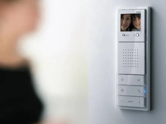 modernes Türschloss mit Fingerprint und einer Klingel mit Kamera