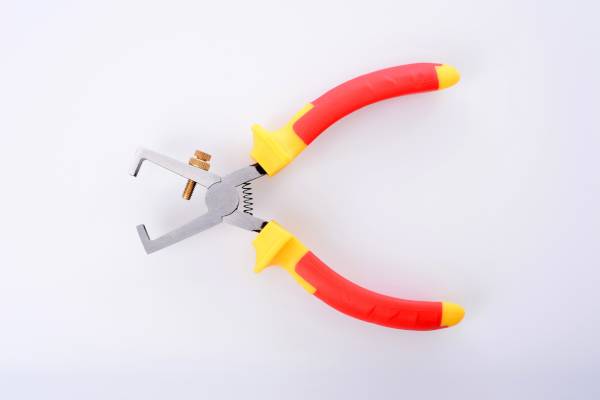 Universal-Abisolierzangen sind zwar günstig, müssen aber eingestellt werden und sind deshalb weniger laientauglich als automatische Zangen. 